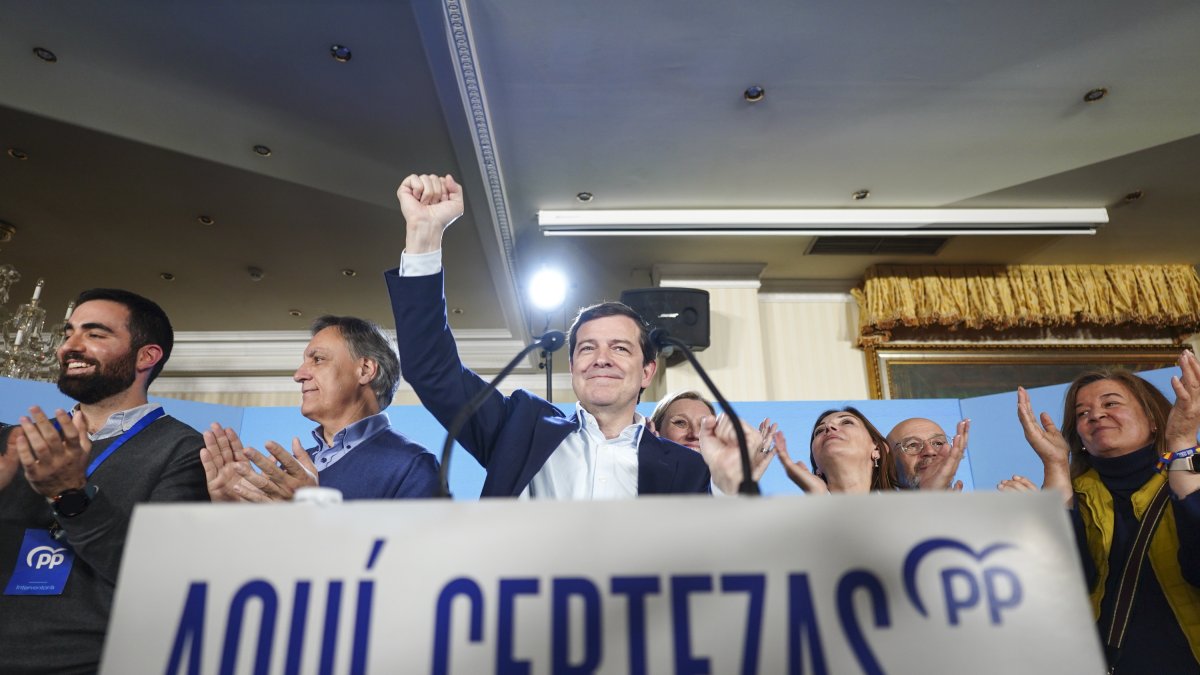 El candidato del PP, Alfonso Fernández Mañueco, celebra su triunfo en las elecciones de este domingo en Castilla y León / LAYA - EUROPA PRESS