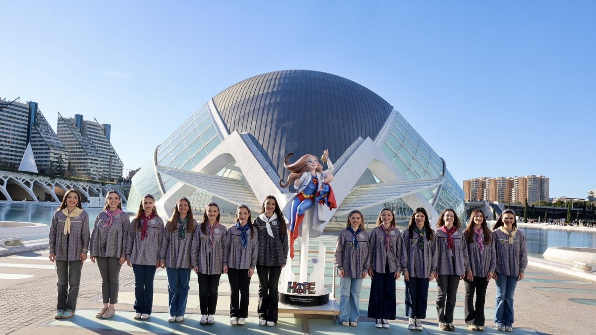 Carmen Prades y su Corte de Honor junto al ninot ‘Hope’ en la Ciudad de las Artes y las Ciencias. Fotografía: Fotofilmax (JCF)