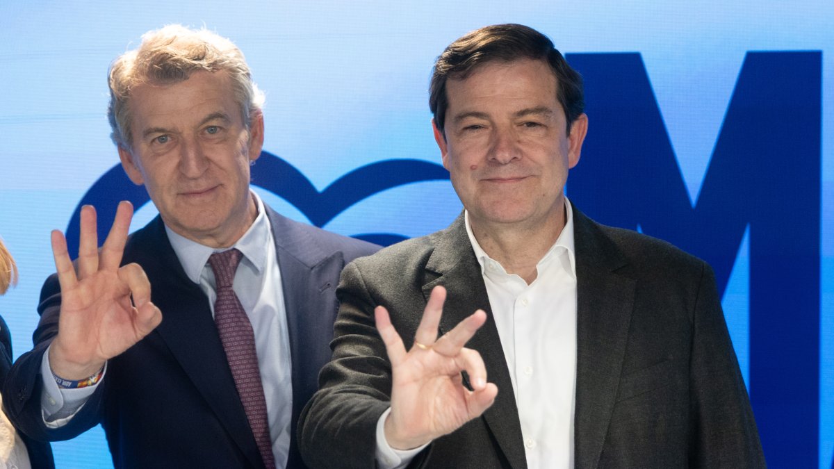 Alfonso Fernández Mañueco y Alberto Núñez Feijoó durante la reunión de la Junta Directiva Nacional del partido en la sede del PP en la calle Génova tras las elecciones en Castilla y León.