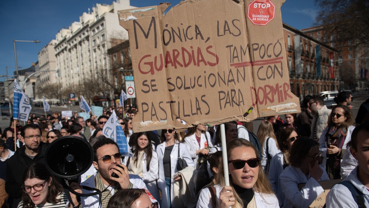 Médicos manifestantes  durante la concentración con motivo de la huelga médica y facultativa.