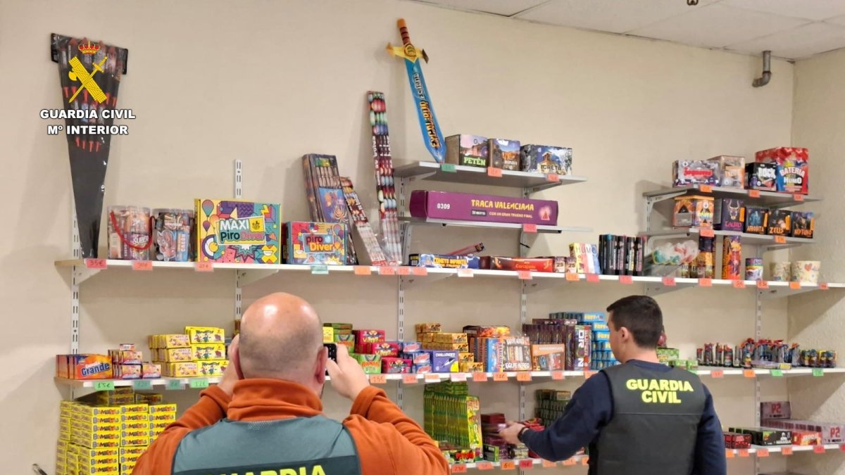 La Guardia Civil busca las evidencias de la sustracción del material pirotécnico.