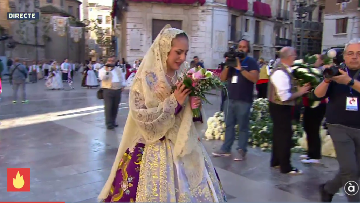 La Fallera Mayor de una comisión llega a la Plaza de la Virgen de Valencia.