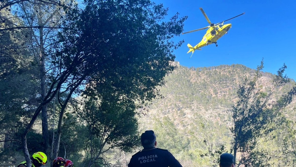 El helicóptero trasladó a la mujer a una ambulancia para dispensarle atención sanitaria.