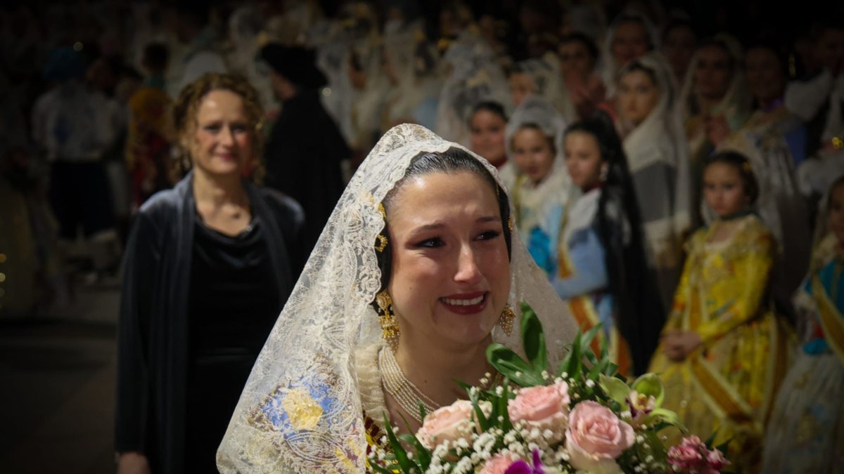 La Fallera Mayor de Torrent, Andrea Adelantado Montoya, en el momento de su entrada a la plaza de la Iglesia.