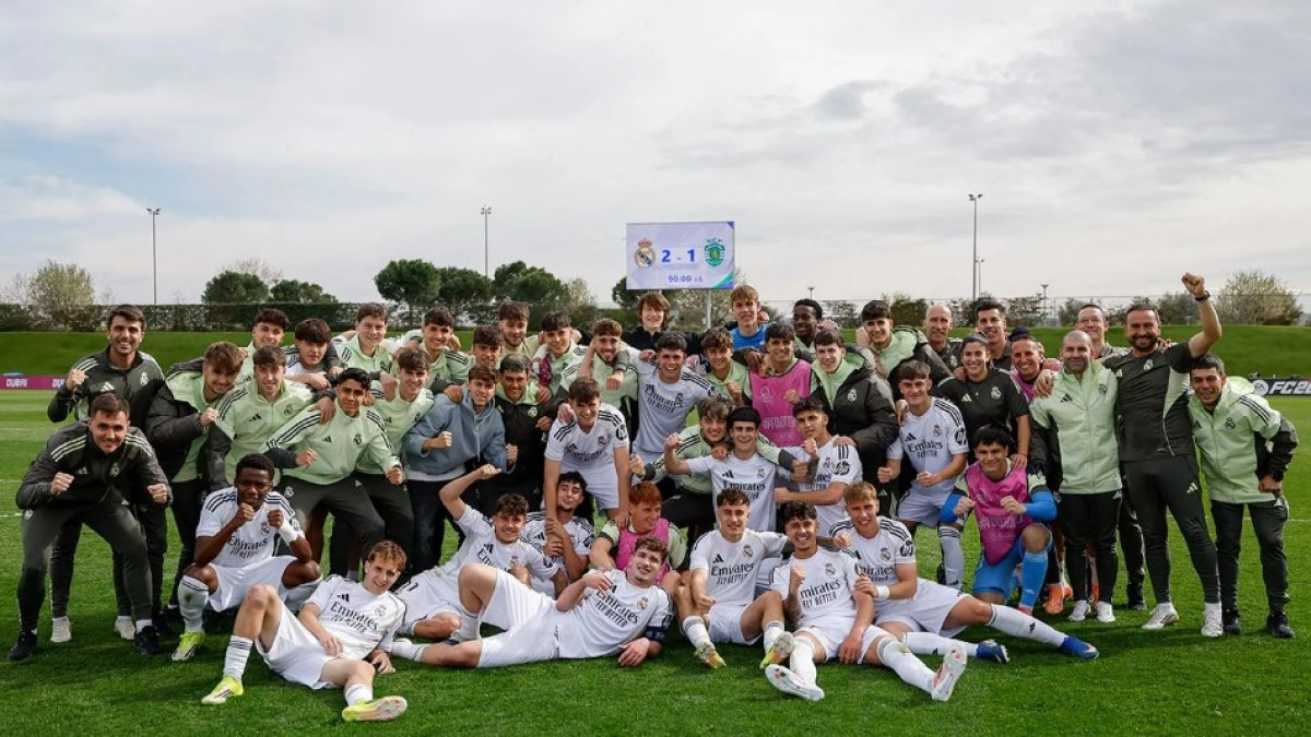 Los jugadores del Juvenil A del Real Madrid celebran la remontada ante el Sporting de Lisboa que les dio el pase a la Final Four de la Youth League en Lausana.