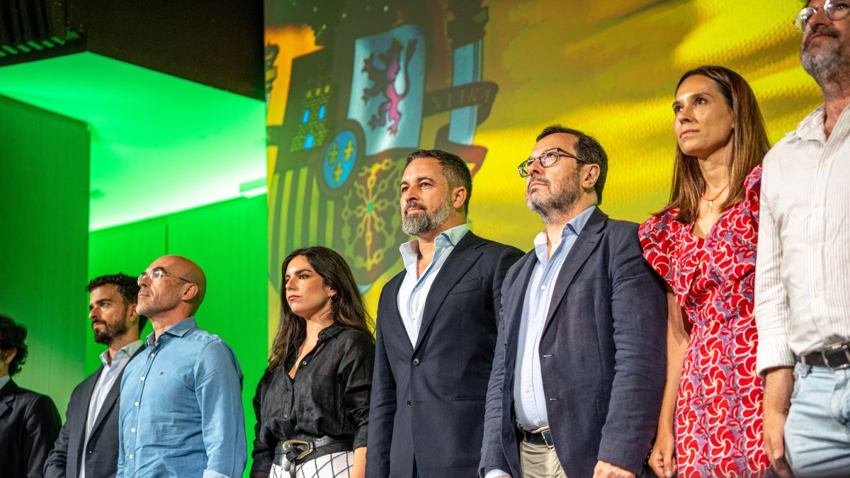 El líder de Vox, Santiago Abascal, junto a miembros del partido como Carlos H.Quero, Jorge Buxadé o Pepa Millán.