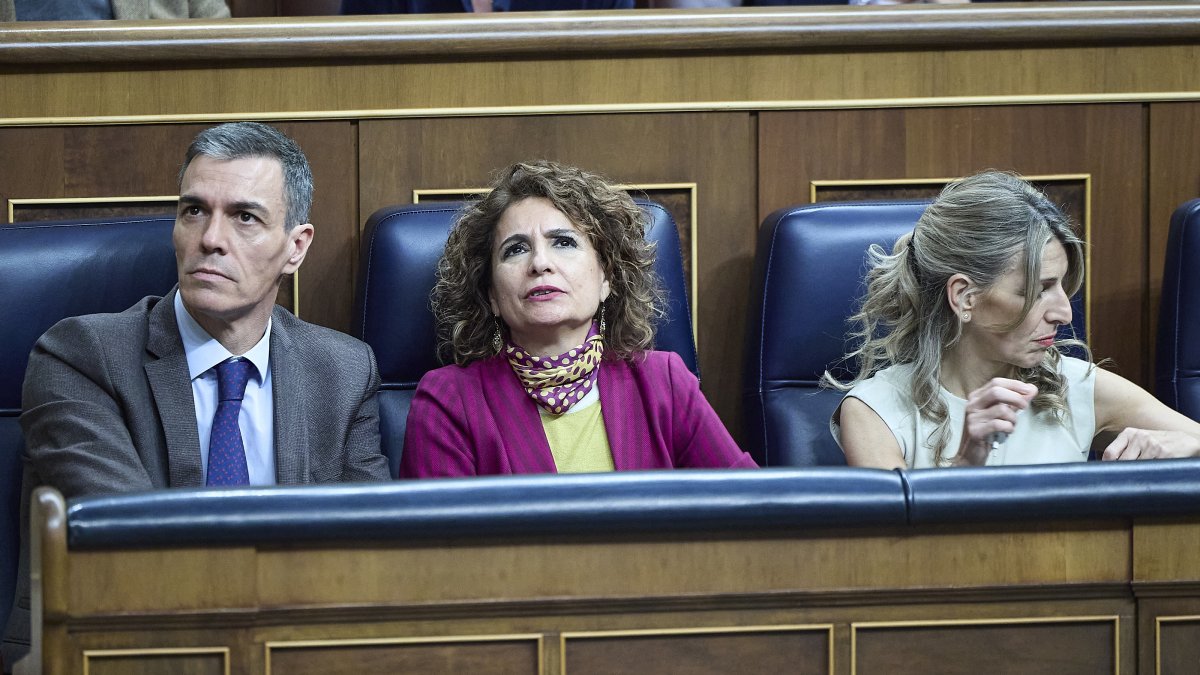 (Foto de ARCHIVO)
(I-D) El presidente del Gobierno, Pedro Sánchez; la vicepresidenta primera y ministra de Hacienda, María Jesús Montero; y la vicepresidenta segunda y ministra de Trabajo y Economía Social, Yolanda Díaz.