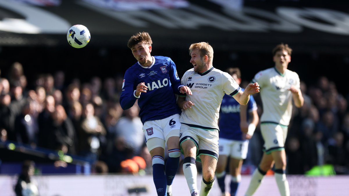 Dan Neil (Ipswich Town) lucha por el balón con Billy Mitchell (Millwall) durante el partido de la Sky Bet Championship en Portman Road. (Foto: Richard Pelham/Getty Images)