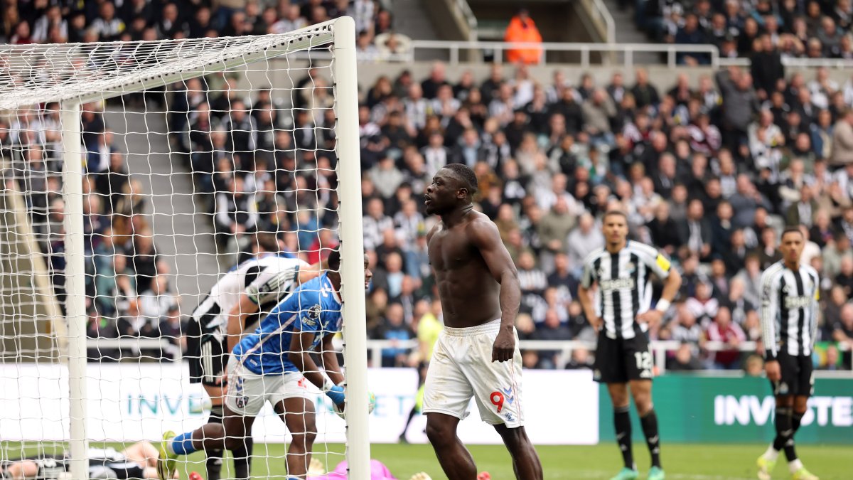 Bryan Brobbey celebrando el segundo gol del Sunderland ante el Newcastle en St James’ Park