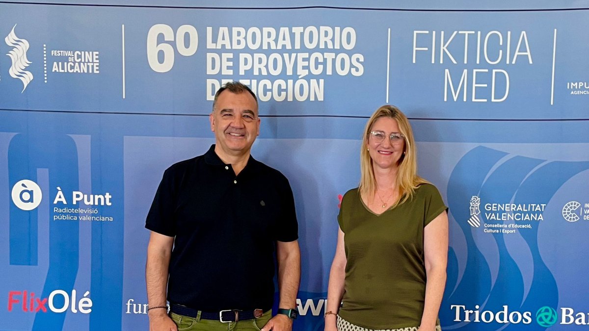 La concejala Mari Carmen de España junto a Vicente Seva, director del Festival Internacional de Cine de Alicante.