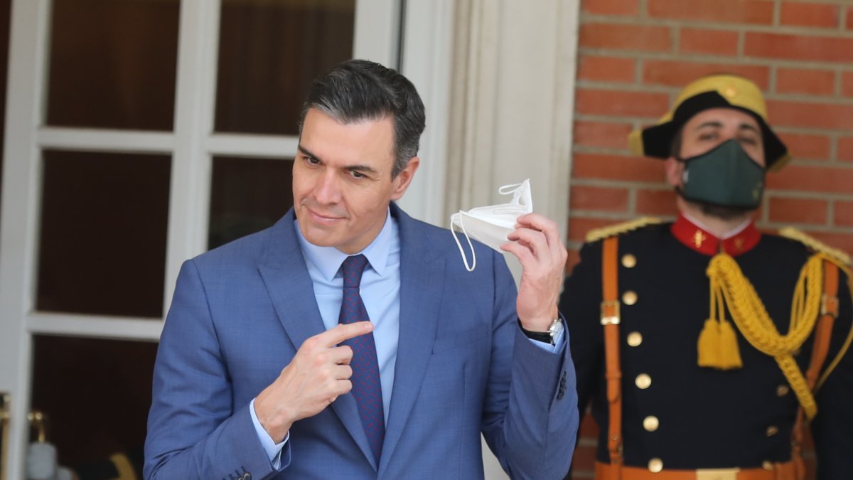 (FOTO ARCHIVO) Pedro Sánchez muestra una mascarilla a las puertas de La Moncloa