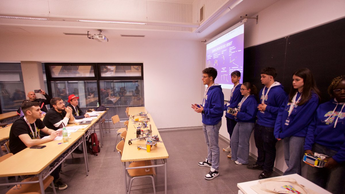El equipo Taulego de La Purísima durante la exposición en la First League de Alicante.