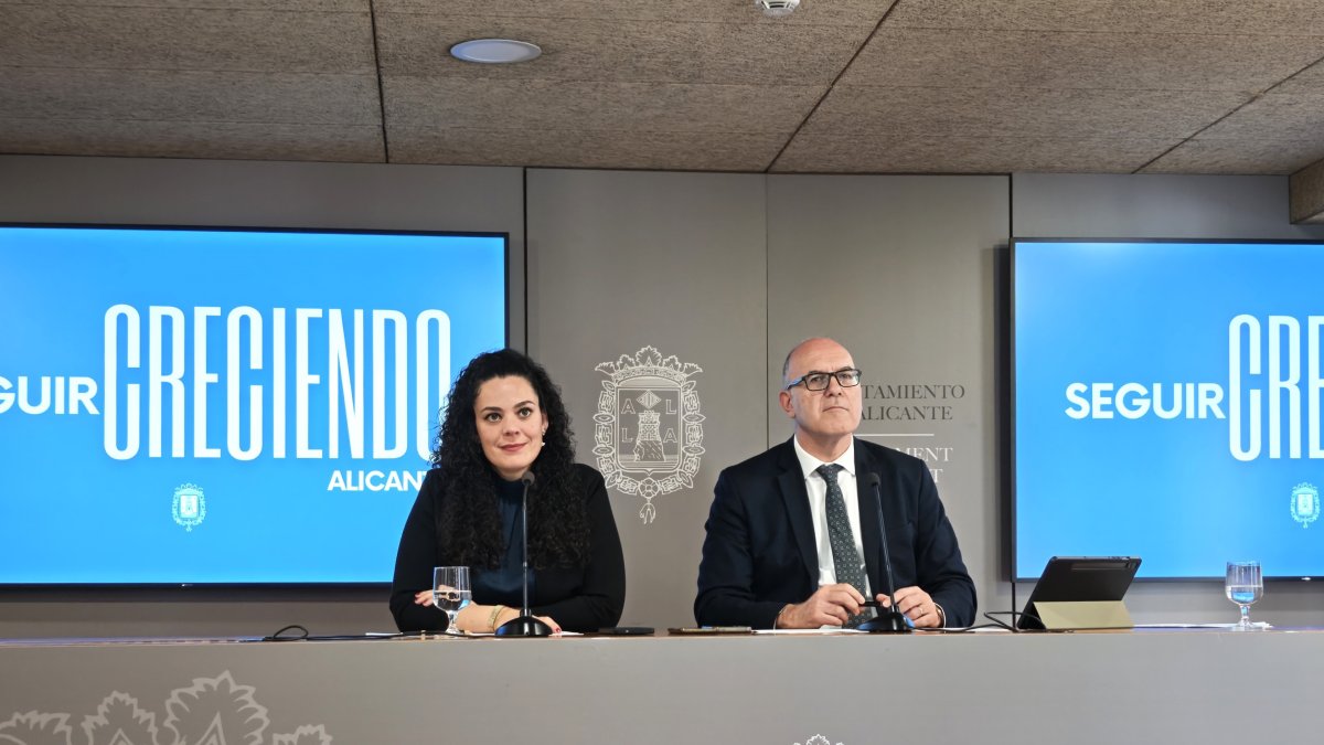 La portavoz del equipo de gobierno del Ayuntamiento de Alicante, Cristina Cutanda y el vicealcalde de la ciudad, Manuel Villar este martes.