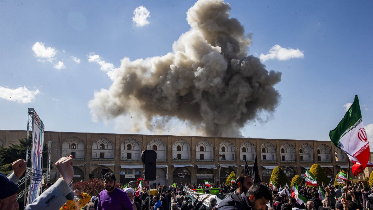 Una explosión tuvo lugar cerca de la plaza Naqsh-e Jahan mientras manifestantes ondeaban banderas nacionales iraníes durante una concentración en apoyo del nuevo Líder Supremo en Isfahán.