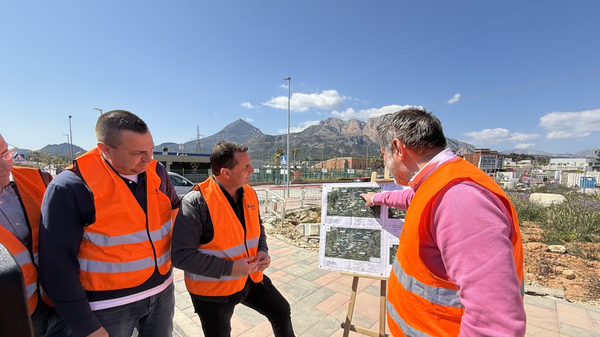 Un momento de la visita del alcalde, Bernabé Cano, al inicio de las obras de soterramiento de las líneas de alta tensión.