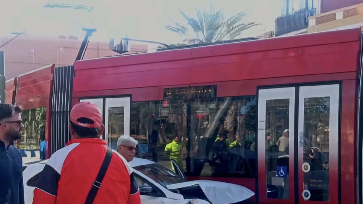 El tranvía y el coche implicados tras el accidente en Valencia.