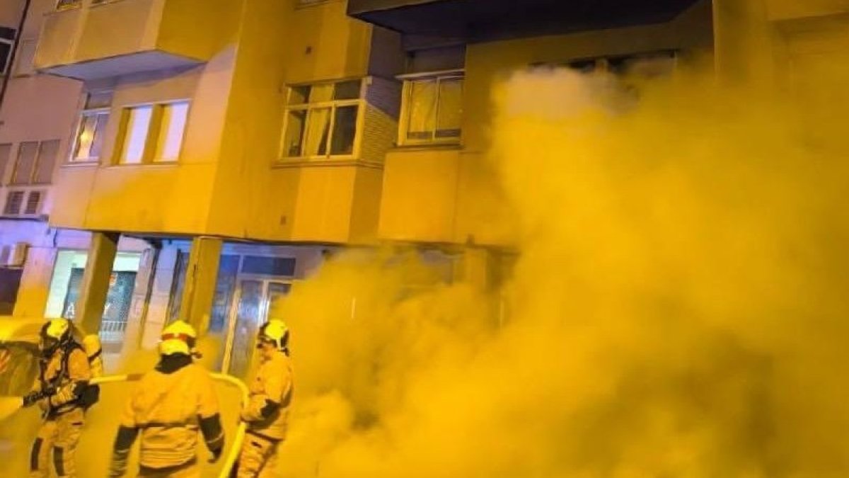 Los bomberos durante su intervención en el incendio.