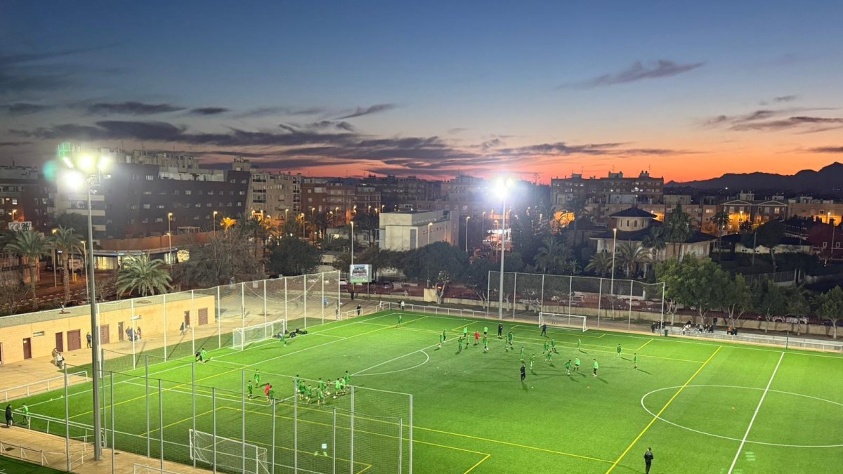 La nueva iluminación en uno de los campos de fútbol.