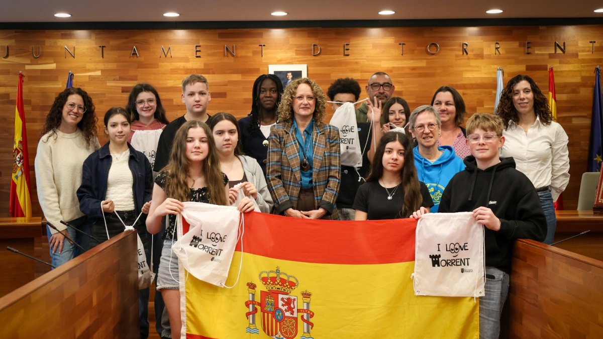 El grupo de estudiantes ha sido recibido por la alcaldesa de Torrent, Amparo Folgado.