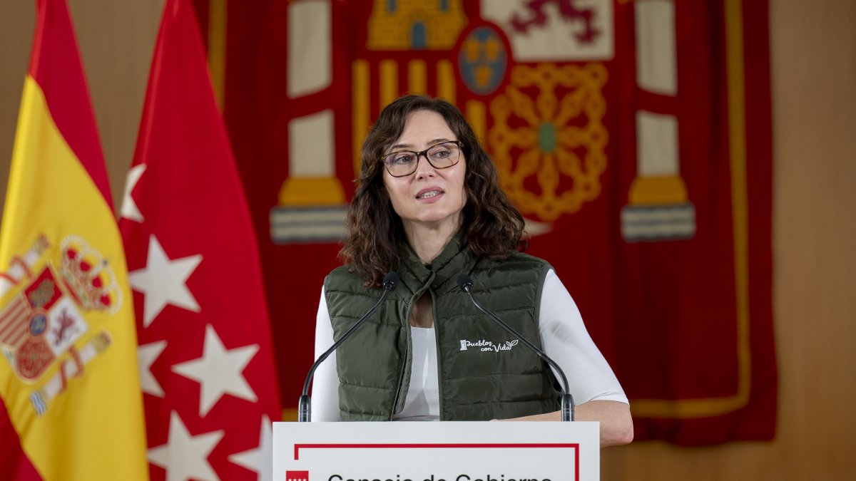 La presidenta de la Comunidad de Madrid, Isabel Díaz Ayuso, atiende a los medios tras la reunión del Consejo de Gobierno, en el Ayuntamiento de Morata de Tajuña,
Alberto Ortega / Europa Press