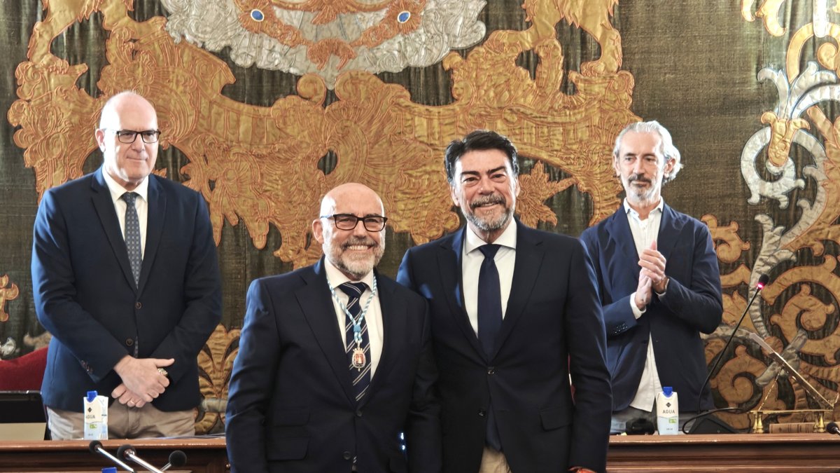 El nuevo edil Luis Alfonso Morata con el alcalde Luis Barcala, este jueves en el pleno del Alicante.