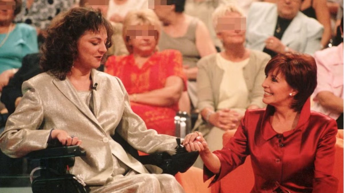 Azucena Hernández con Concha Velasco en TVE en 2002.