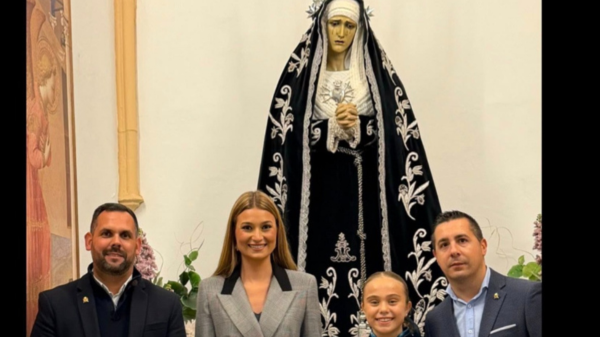 En el centro de la imagen Berta Peiró y Lucía García.