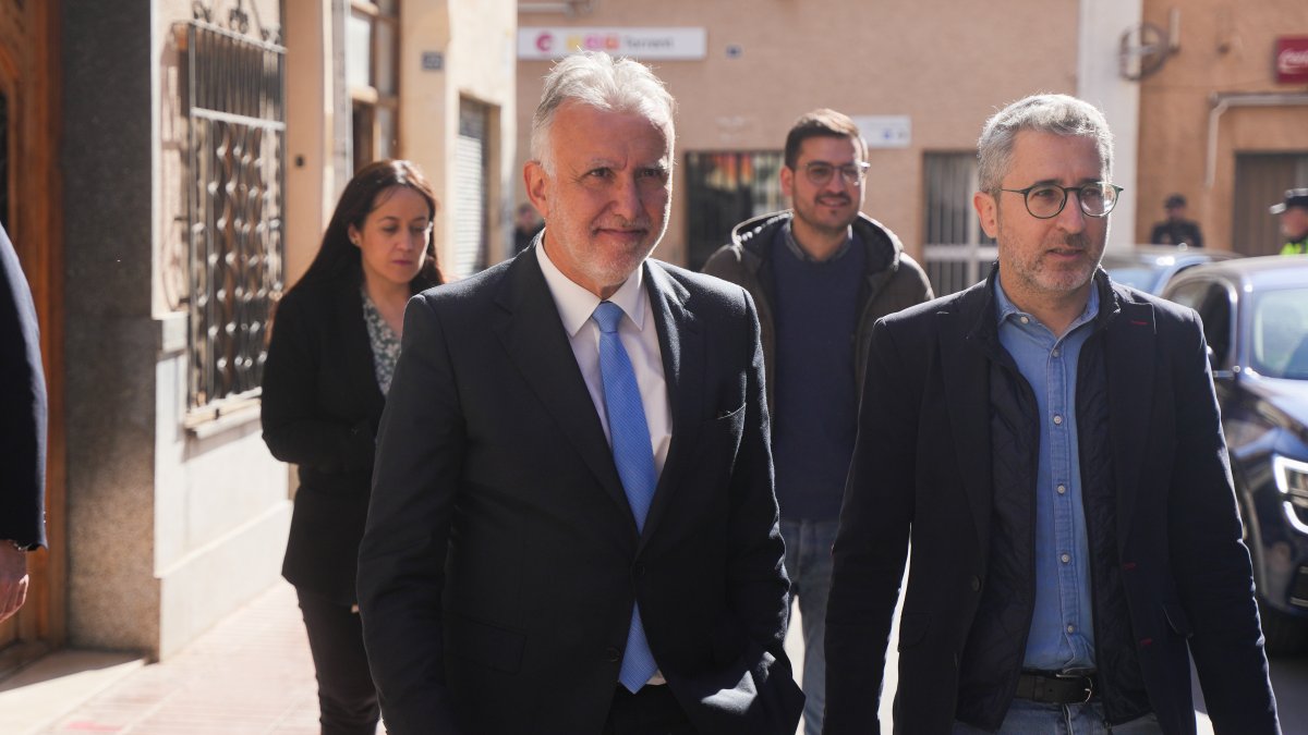 Ángel Víctor Torres acompañado por Arcadi España.