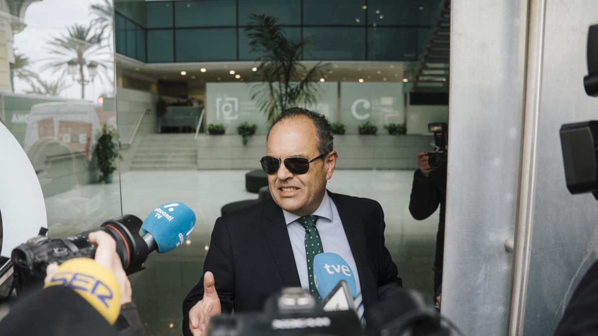Carlos Baño, este viernes a su llegada a la sede de la Cámara de Comercio de Alicante.