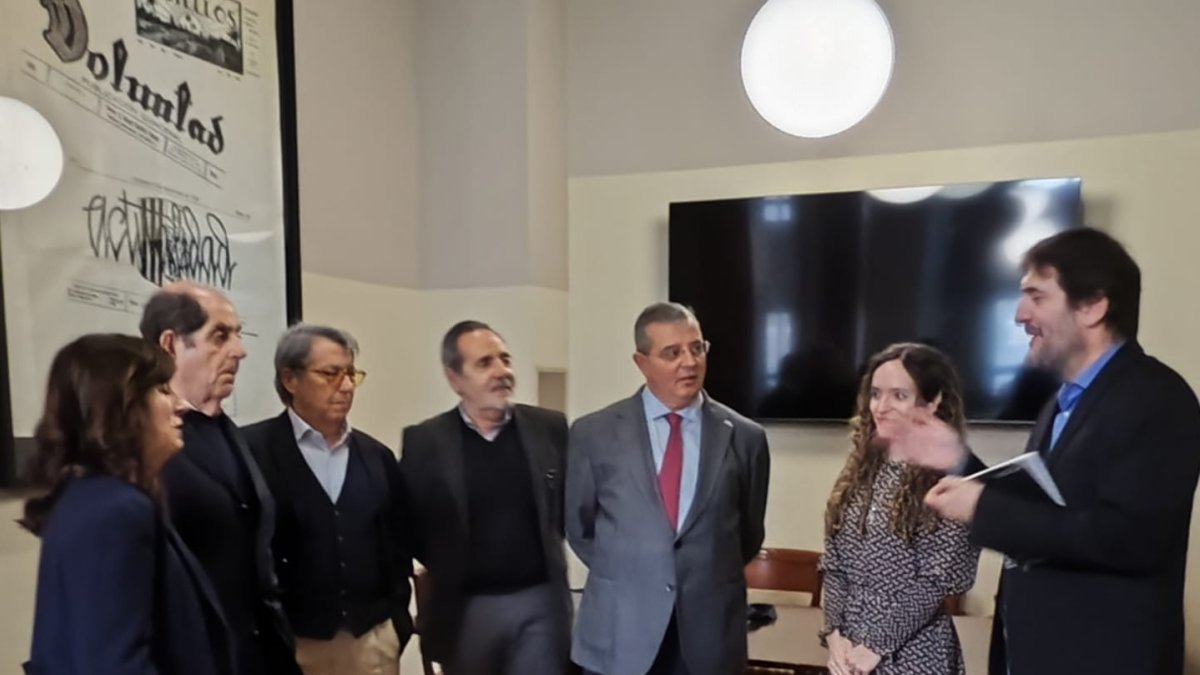 Los miembros del jurado que ha fallado premio con el director de la Fundación Miguel Hernandez de Orihuela, Aitor Larrabide.