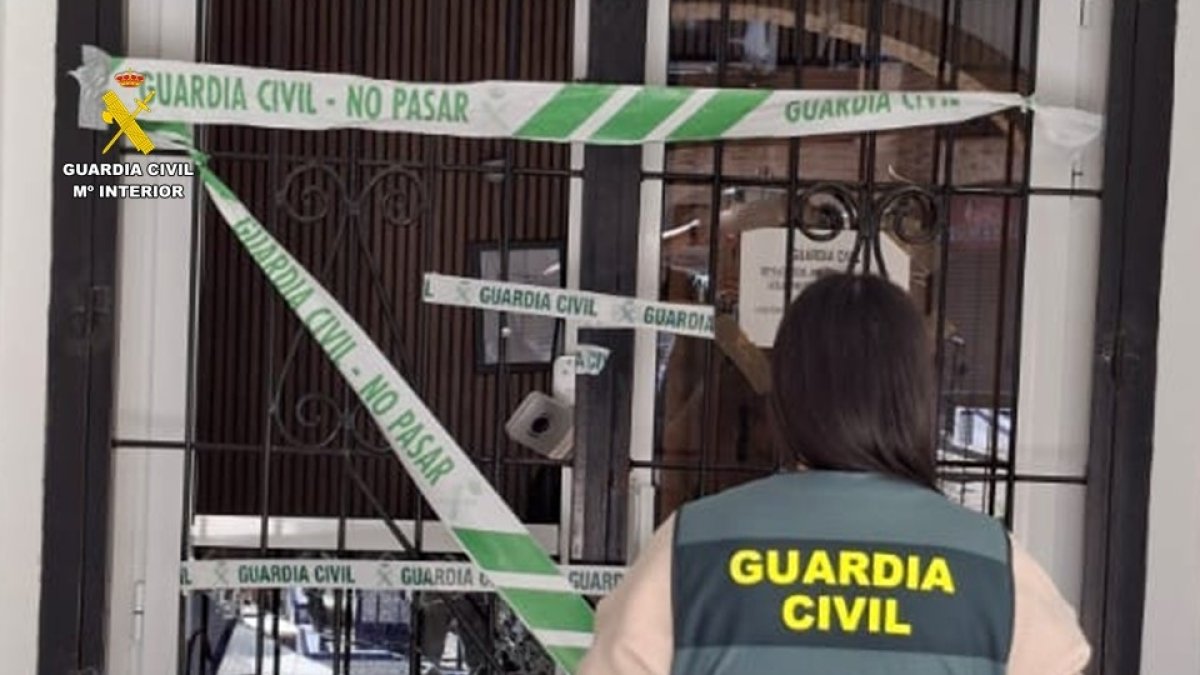 Agente de la Guardia Civil en la puerta de una de las asociaciones precintadas.