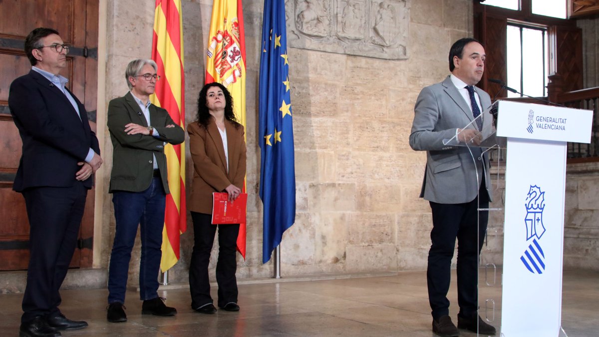 El presidente de la Generalitat Valenciana, Juanfran Pérez Llorca y representantes sindicales y de la patronal de empresarios