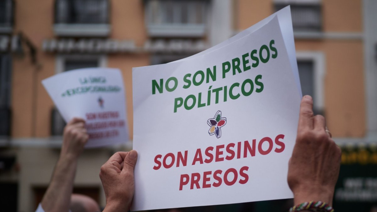 Varias personas durante una concentración contra un acto celebrado a favor de los presos de ETA.