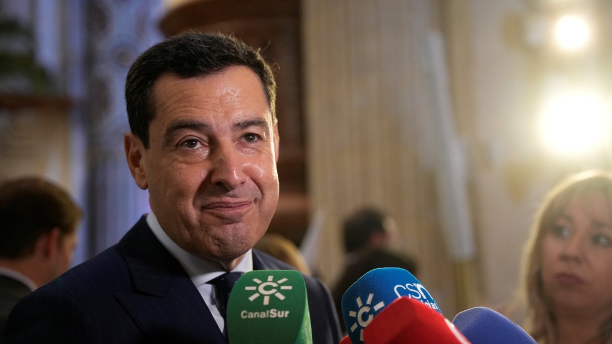 El presidente de la Junta de Andalucía, Juanma Moreno, atiende a los medios de comunicación.