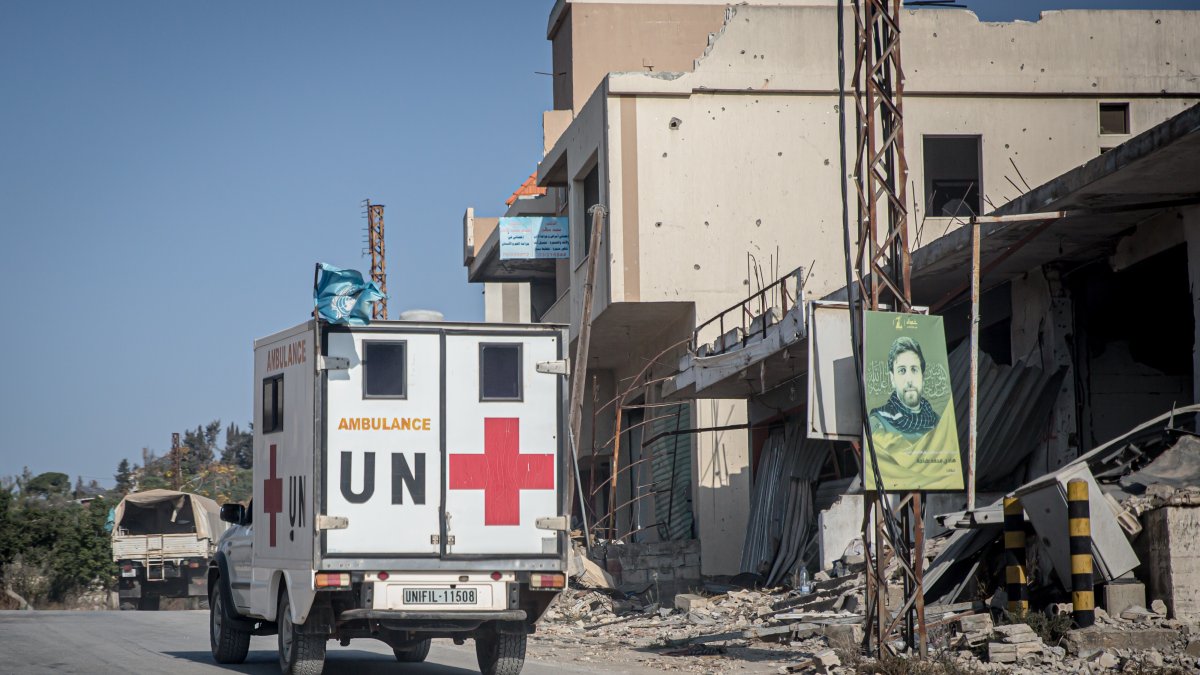 Una ambulancia de la ONU recorre las ruinas de un pueblo del sur del Líbano.