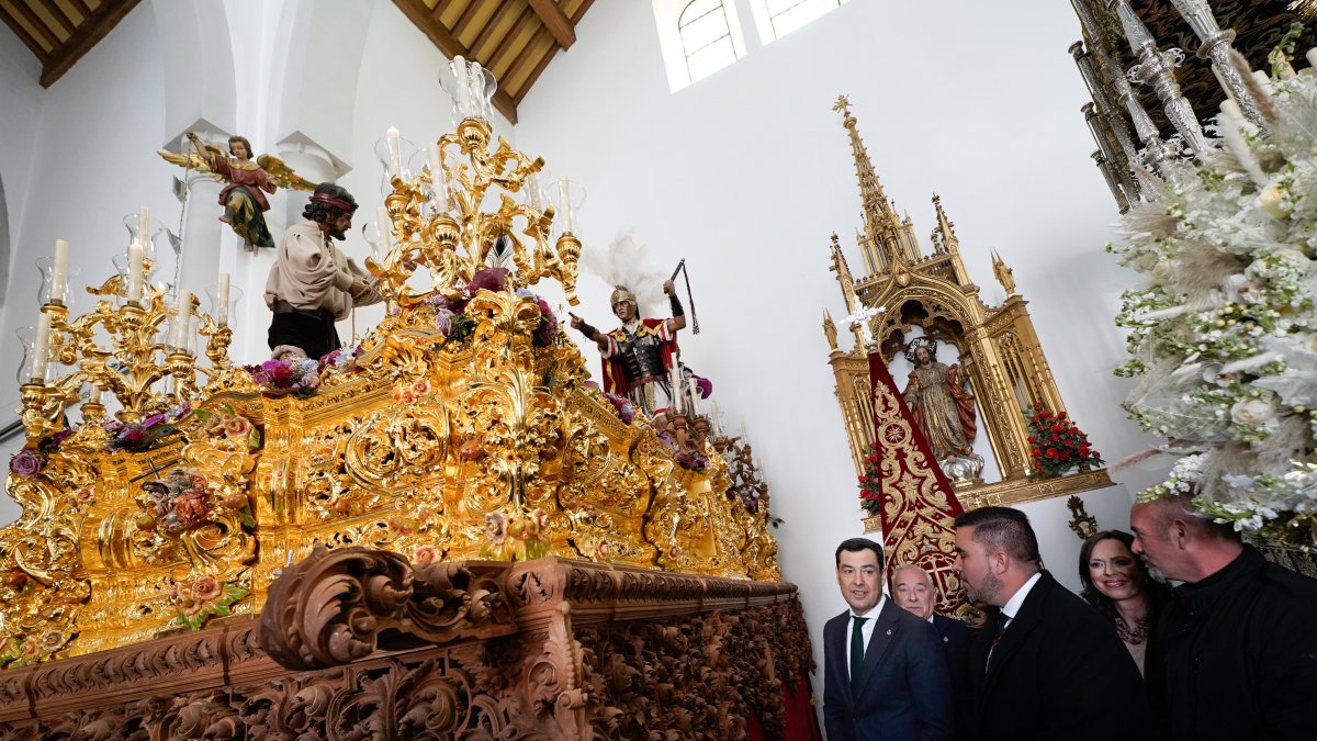 Juanma Moreno, visita la hermandad de Caridad del Santísimo Cristo del Trabajo y Nuestra Señora de la Luz en su sede de la Parroquia del Corpus Christi en Granada.