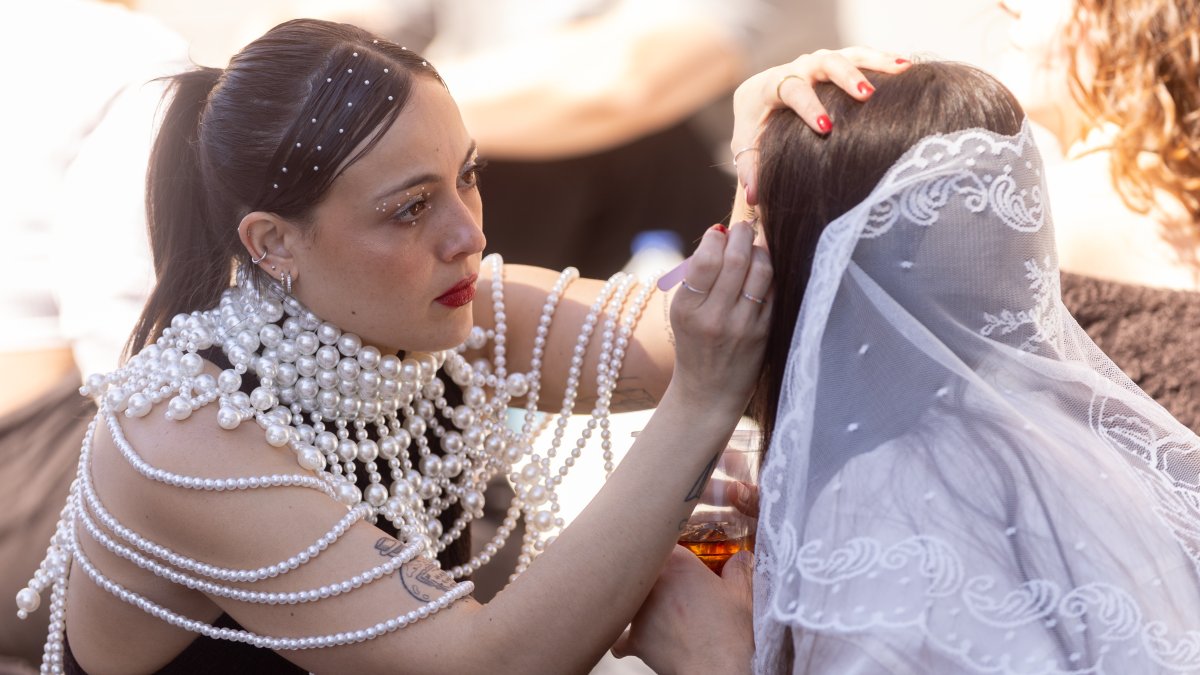Una fan maquilla a otra en la fila para la entrada al Movistar Arena el pasado lunes.