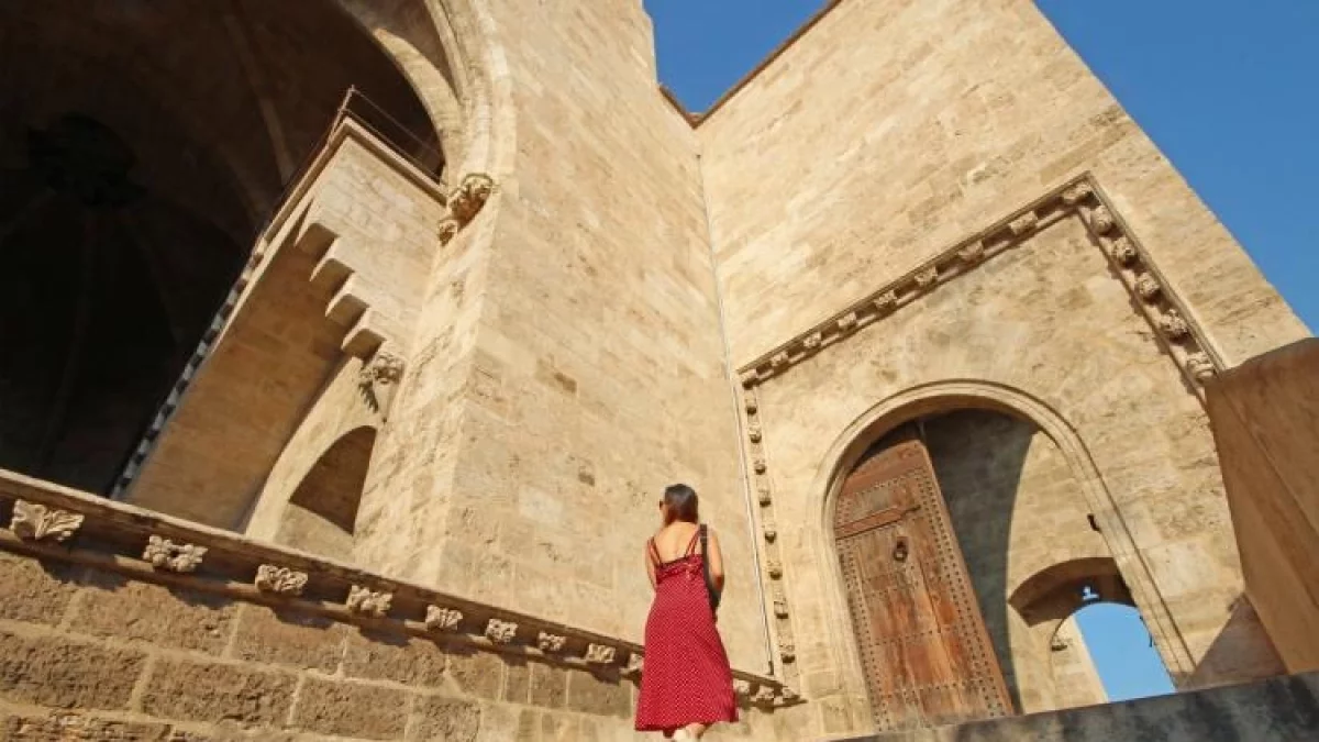 Turista en Torres de Serranos.