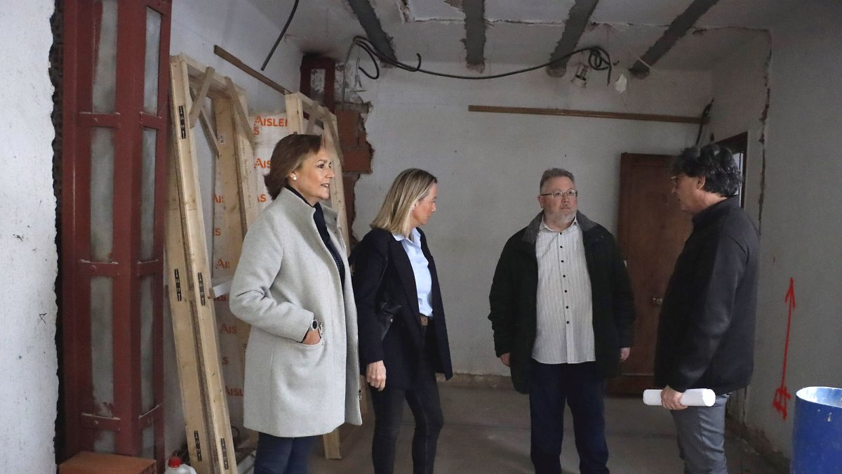 La alcaldesa, Paz Carceller, a las obras de mejora en las viviendas sociales.