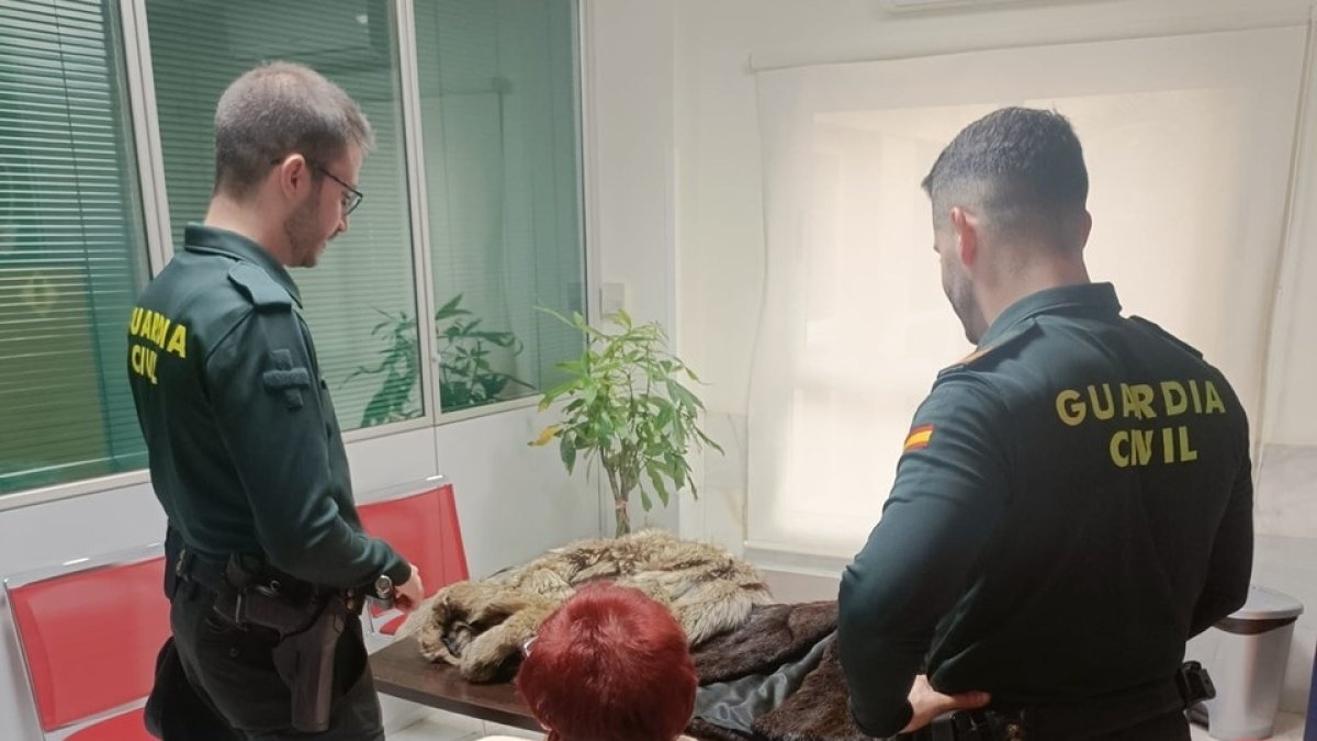 Agentes de la Guardia Civil junto a la víctima.