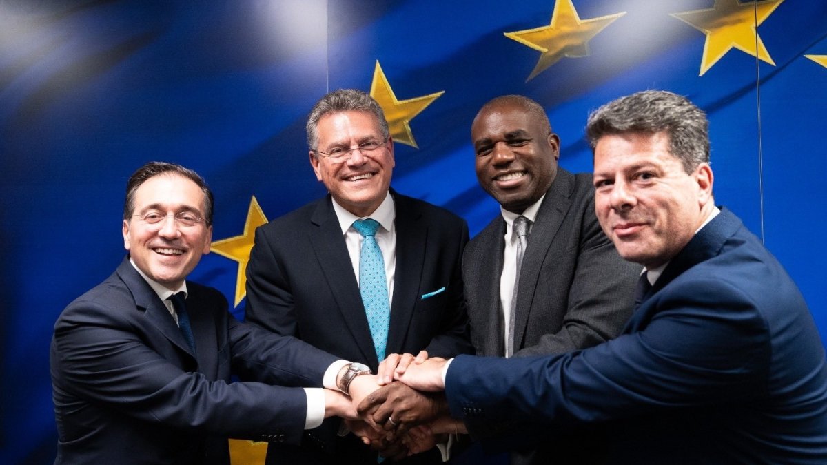 El ministro de Asuntos Exteriores, José Manuel Albares, celebra el acuerdo sobre Gibraltar con el comisario Maros Sefcovic, el ministro británico David Lammy y el gibraltareño Fabian Picardo.