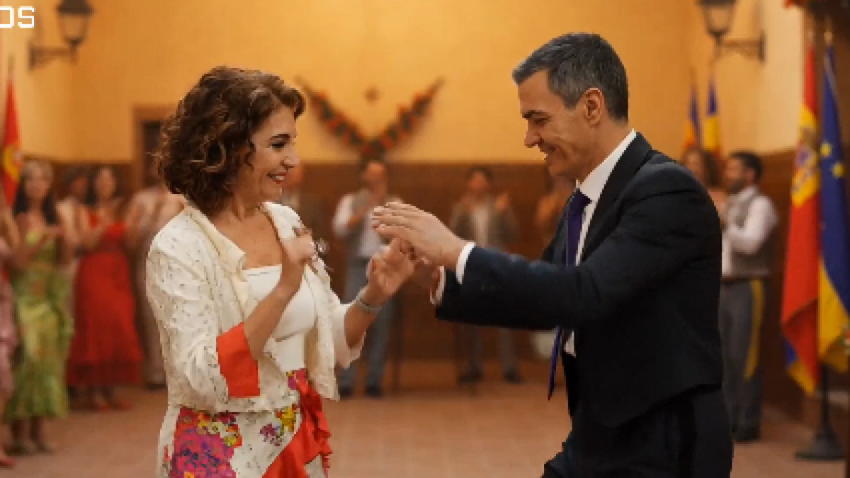 María Jesús Montero y Pedro Sánchez bailando en la Feria