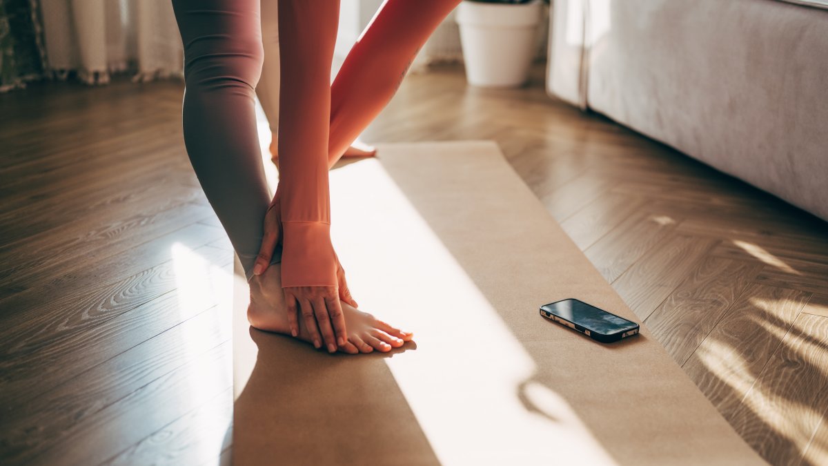 Una mujer se prepara para hacer ejercicio.