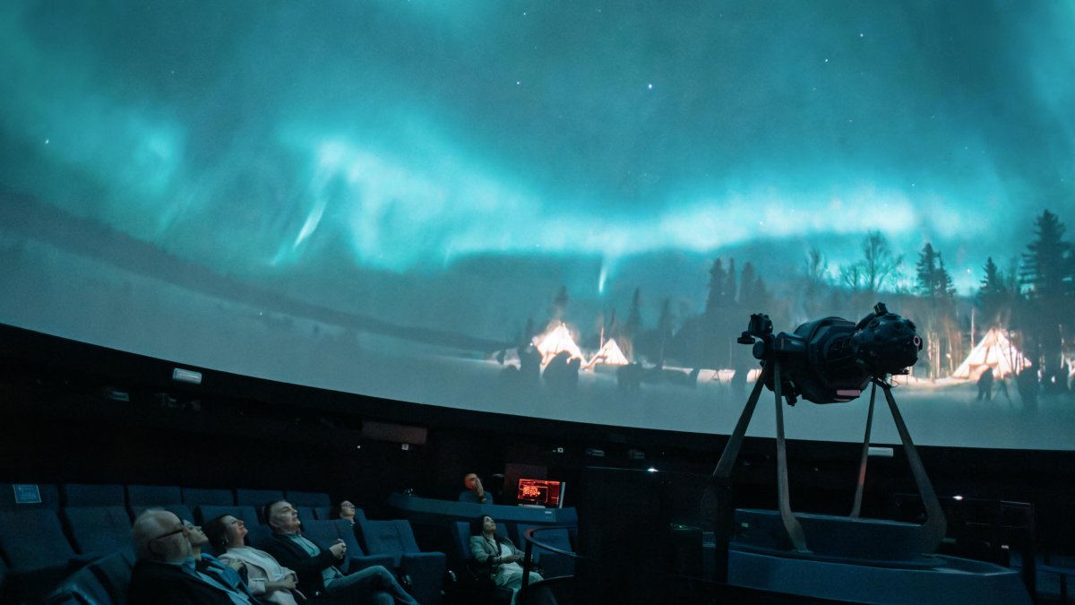 La alcaldesa de Castellón, Begoña Carrasco, visita el planetari para poder disfrutar del nuevo proyecto 4K