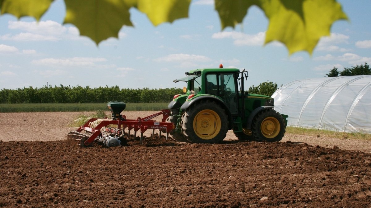 Tractor en el campo (Foto de archivo)