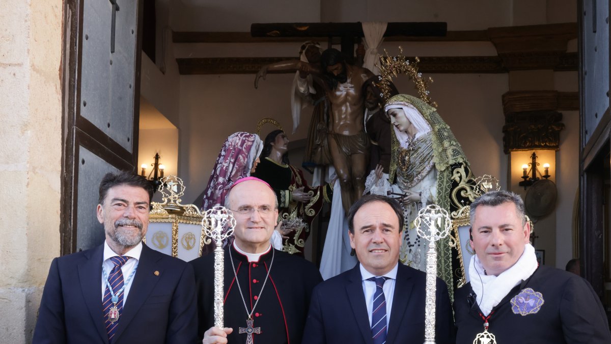 El President Pérez Llorca en la procesión de la Santa Crus de Alicante.