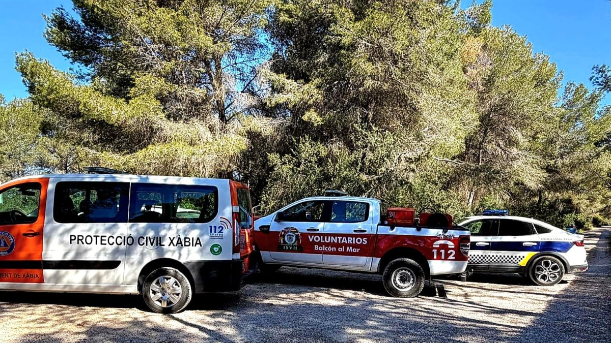 Vehículos de Protección Civil, Balcón al Mar y de la Policía Local en una zona forestal de Xàbia.