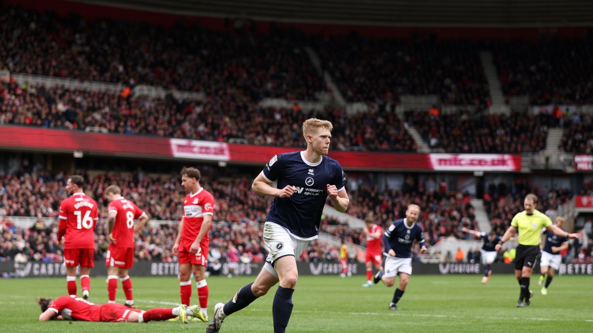 Josh Coburn celebra el segundo gol del Millwall en Riverside. (Foto: George Wood/Getty Images)