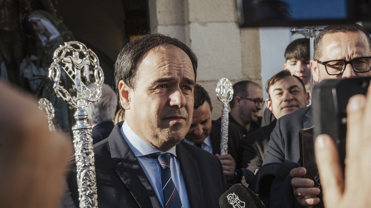 El presidente de la Generalitat Valenciana, Juanfran Pérez Llorca, durante la procesión de la Hermandad de la Santa Cruz