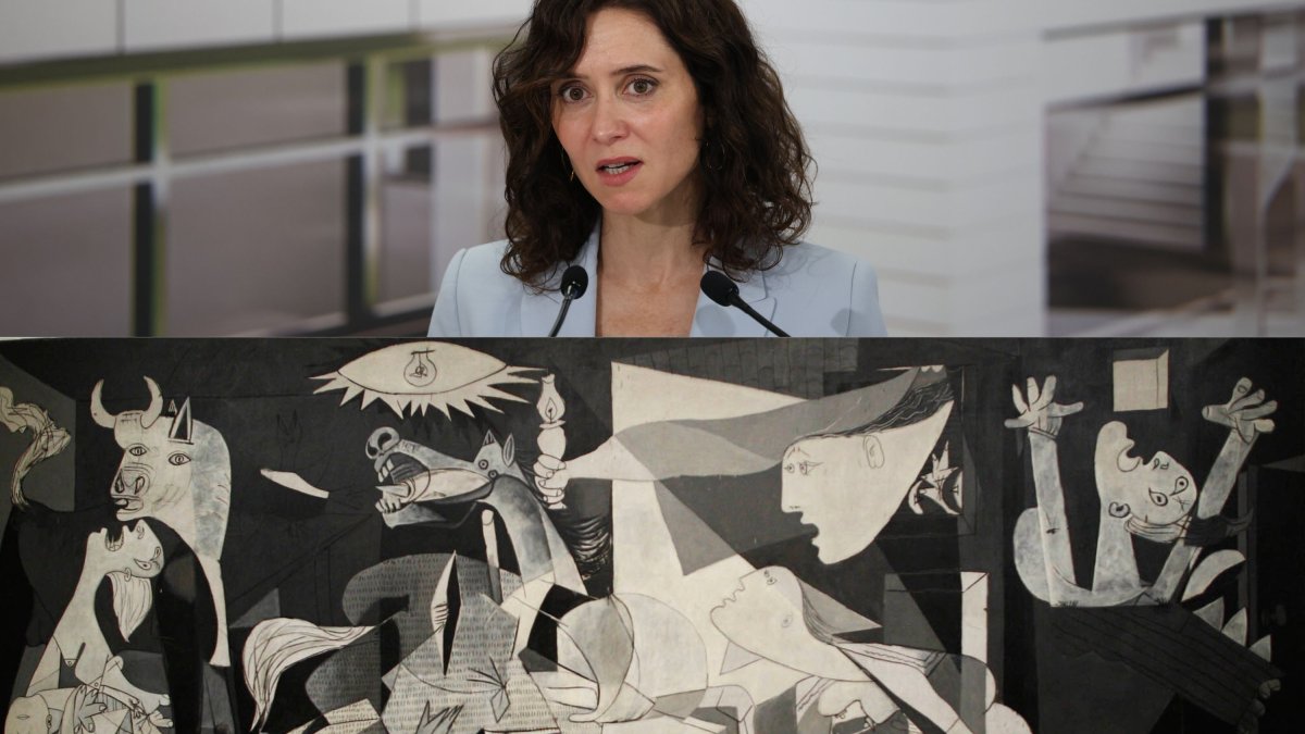 La presidenta de la Comunidad de Madrid, Isabel Díaz Ayuso, y el cuadro del 'Guernica'
